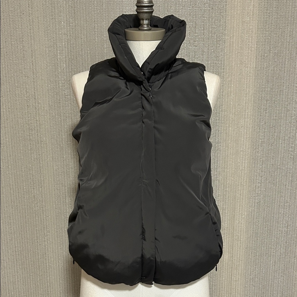 Gap Dark Gray Puffy Vest Cotton Lined with zipper pockets size small